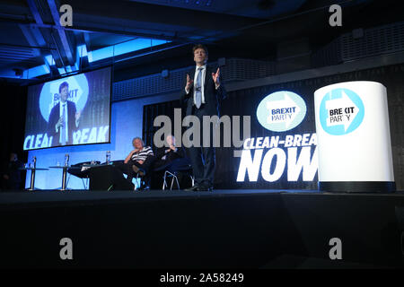 Richard Tice, Vorsitzender des Brexit Partei spricht während einer Brexit Party Event an der QEII Zentrum in London. Stockfoto