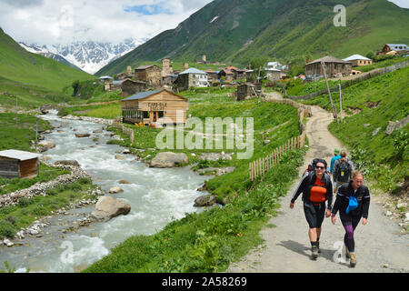 Trekking im Bergdorf Harderwijk, entlang der Enguri River mit dem Shkhara Peak (5068m) im Hintergrund. Ein UNESCO Weltkulturerbe. Bis Stockfoto