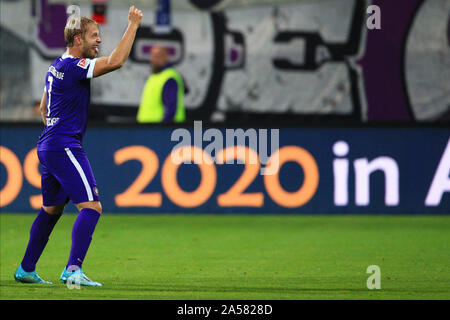 Aue, Deutschland. Okt, 2019 18. Fussball: 2. Fussballbundesliga, 10. Spieltag, FC Erzgebirge Aue - 1.FC Nürnberg im Erzgebirgsstadion. Aues Jan Hochscheidt freut sich nach seinem Treffer. Credit: Daniel Schäfer/dpa-Zentralbild/dpa - WICHTIGER HINWEIS: In Übereinstimmung mit den Anforderungen der DFL Deutsche Fußball Liga oder der DFB Deutscher Fußball-Bund ist es untersagt, zu verwenden oder verwendet Fotos im Stadion und/oder das Spiel in Form von Bildern und/oder Videos - wie Foto Sequenzen getroffen haben./dpa/Alamy leben Nachrichten Stockfoto