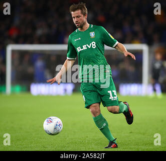 Cardiff City Stadium, Cardiff, UK. Okt, 2019 18. Fußball-Liga, Cardiff City gegen Sheffield Mittwoch; Julian Borner von Sheffield Mittwoch - Streng redaktionelle Verwendung. Keine Verwendung mit nicht autorisierten Audio-, Video-, Daten-, Spielpläne, Verein/liga Logos oder "live" Dienstleistungen. On-line-in-Match mit 120 Bildern beschränkt, kein Video-Emulation. Keine Verwendung in Wetten, Spiele oder einzelne Verein/Liga/player Publikationen Quelle: Aktion plus Sport/Alamy leben Nachrichten Stockfoto