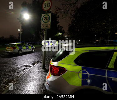 Glasgow, Schottland, Großbritannien. Okt, 2019 18. In Knightswood keale Avenue. Ein Mann ging von der 12. Etage an diesem Abend und der Polizei von der Straße verschlossen. Credit: Gerard Fähre / alamy Leben Nachrichten Stockfoto