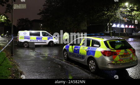 Glasgow, Schottland, Großbritannien. Okt, 2019 18. In Knightswood keale Avenue. Ein Mann ging von der 12. Etage an diesem Abend und der Polizei von der Straße verschlossen. Credit: Gerard Fähre / alamy Leben Nachrichten Stockfoto