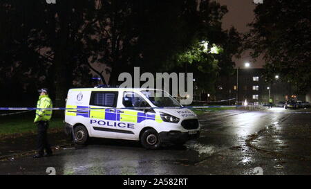 Glasgow, Schottland, Großbritannien. Okt, 2019 18. In Knightswood keale Avenue. Sah einen Mann f Fallen aus der 12. Etage an diesem Abend und Polizei abgeschottet von der Straße. Credit: Gerard Fähre / alamy Leben Nachrichten Stockfoto