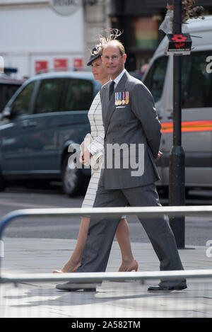 St Martin-in-the-Fields, London, UK. 15. August 2015. Die Königin und der Herzog von Edinburgh zusammen mit den Mitgliedern der königlichen Familie. Stockfoto