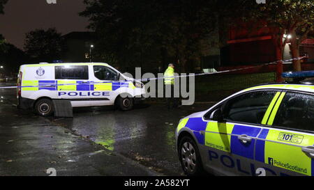 Glasgow, Schottland, Großbritannien. Okt, 2019 18. In Knightswood keale Avenue. Sah einen Mann f Fallen aus der 12. Etage an diesem Abend und Polizei abgeschottet von der Straße. Credit: Gerard Fähre / alamy Leben Nachrichten Stockfoto