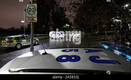 Glasgow, Schottland, Großbritannien. Okt, 2019 18. In Knightswood keale Avenue. Sah einen Mann f Fallen aus der 12. Etage an diesem Abend und Polizei abgeschottet von der Straße. Credit: Gerard Fähre / alamy Leben Nachrichten Stockfoto