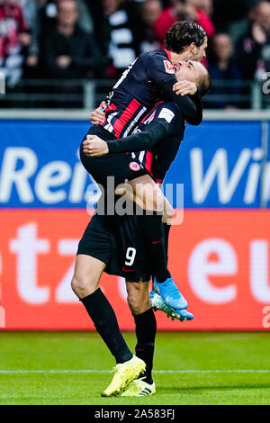 18. Oktober 2019, Hessen, Frankfurt/Main: Fußball: Bundesliga, Eintracht Frankfurt - Bayer Leverkusen, 8. Spieltag, der in der Commerzbank Arena. Frankfurter Torschütze Goncalo Paciencia (l) jubelt mit Frankfurter Bas Dost über das Tor zum 1-0. Foto: Uwe Anspach/dpa - WICHTIGER HINWEIS: In Übereinstimmung mit den Anforderungen der DFL Deutsche Fußball Liga oder der DFB Deutscher Fußball-Bund ist es untersagt, zu verwenden oder verwendet Fotos im Stadion und/oder das Spiel in Form von Bildern und/oder Videos - wie Foto Sequenzen getroffen haben. Stockfoto