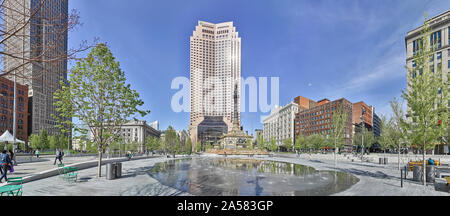 Stadtbild mit Hochhäusern und öffentlichen Platz, Cleveland, Ohio, USA Stockfoto