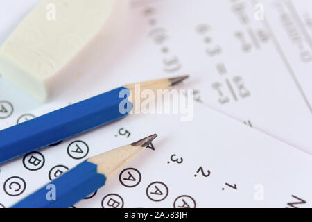 Bleistift und Radiergummi auf Fragebögen oder standardisierten Test Form mit Antworten sprudelte. multiple-choice-Antwort Blatt Stockfoto