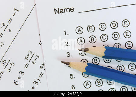 Bleistift auf Fragebögen oder standardisierten Test Form mit Antworten sprudelte. multiple-choice-Antwort Blatt Stockfoto