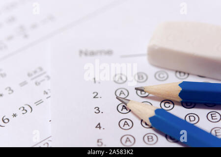 Bleistift und Radiergummi auf Fragebögen oder standardisierten Test Form mit Antworten sprudelte. multiple-choice-Antwort Blatt Stockfoto