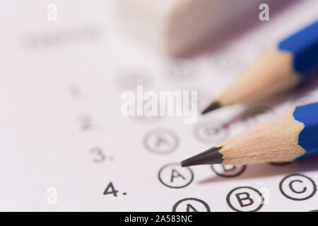 Bleistift und Radiergummi auf Fragebögen oder standardisierten Test Form mit Antworten sprudelte. multiple-choice-Antwort Blatt Stockfoto