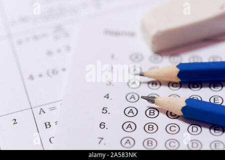 Bleistift und Radiergummi auf Fragebögen oder standardisierten Test Form mit Antworten sprudelte. multiple-choice-Antwort Blatt Stockfoto