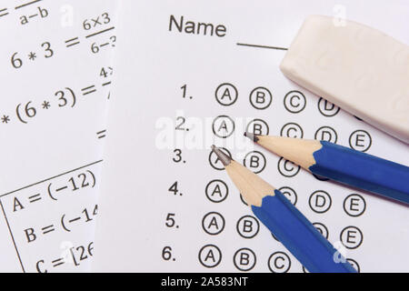 Bleistift und Radiergummi auf Fragebögen oder standardisierten Test Form mit Antworten sprudelte. multiple-choice-Antwort Blatt Stockfoto