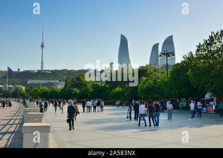 Das Leben auf der Straße an der Bulvar, der Stadt Boulevard mit Blick auf den Raum am Kaspischen Meer. Baku, Aserbaidschan Stockfoto