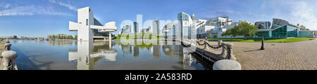 Skyline der Stadt mit Rock and Roll Hall of Fame Museum, Cleveland, Ohio, USA Stockfoto