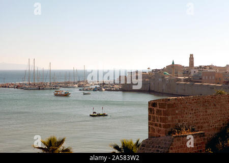 Panoramablick auf die Skyline der Stadt von Akko, Israel, an der Mittelmeerküste im Nordwesten, auch bekannt als Akko oder Akka Stockfoto