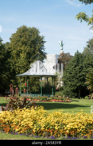 Ein Blumenarrangement und Musikpavillon in Mowbray Park, Sunderland, Tyne und Wear, England, Großbritannien Stockfoto