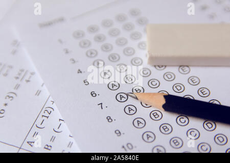 Bleistift und Radiergummi auf Fragebögen oder standardisierten Test Form mit Antworten sprudelte. multiple-choice-Antwort Blatt Stockfoto