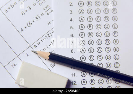 Bleistift und Radiergummi auf Fragebögen oder standardisierten Test Form mit Antworten sprudelte. multiple-choice-Antwort Blatt Stockfoto