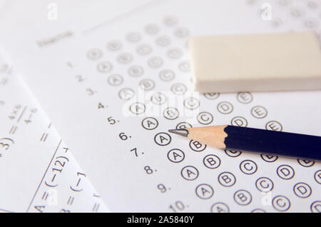 Bleistift und Radiergummi auf Fragebögen oder standardisierten Test Form mit Antworten sprudelte. multiple-choice-Antwort Blatt Stockfoto