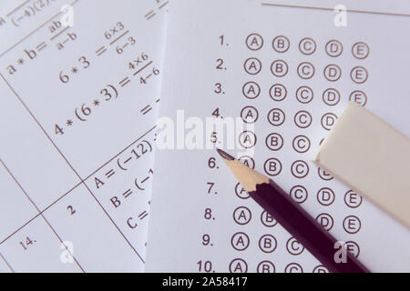 Bleistift und Radiergummi auf Fragebögen oder standardisierten Test Form mit Antworten sprudelte. multiple-choice-Antwort Blatt Stockfoto