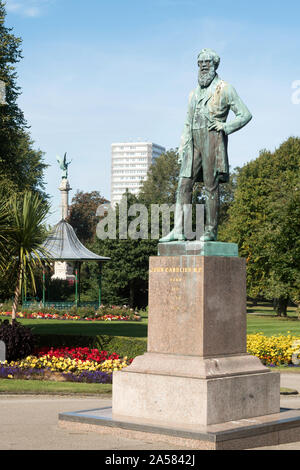 Bronze memorial Statue von Johannes Candlish, viktorianischen MP für Sunderland und öffentlicher Wohltäter, in Mowbray Park, Sunderland, Tyne und Wear, England, Großbritannien Stockfoto