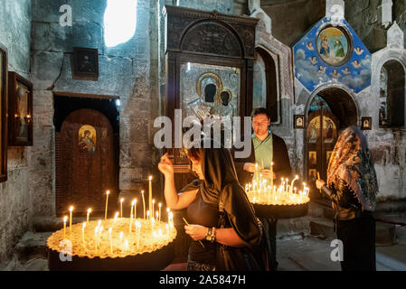 Hingabe und Glauben an die Dreifaltigkeit Kirche (Tsminda Gergeti Sameba) aus dem 14. Jahrhundert. Khevi-Kazbegi Region. Georgien, Kaukasus Stockfoto