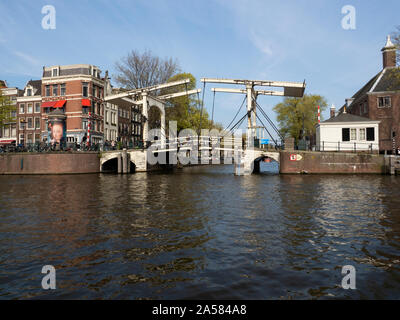 Über Niewwe Keizergraht Kanal, Amsterdam, Nordholland, Niederlande Zugbrücke Stockfoto