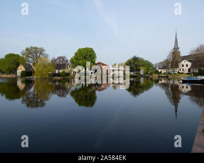 Gebäude in der Altstadt von Broek in Waterland im Wasser widerspiegelt, Nord Holland, Niederlande Stockfoto