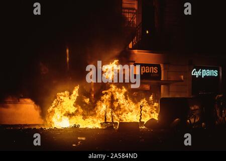 Barcelona, Spanien. 18 Oktober, 2019: Barcelona brennt für die vierte Nacht dem katalanischen Unabhängigkeit Aktivisten protestieren Urteil des Obersten Gerichts gegen 9 von 12 Katalanische Führer für Aufruhr, Missbrauch von öffentlichen Geldern und desobedience, die im Zusammenhang mit einer verbotenen Referendum über die sezession und eine Unabhängigkeit, die Abstimmung in der katalanischen Parlament im Oktober 2017 vor der Regierungsdelegation in Barcelona. Stockfoto