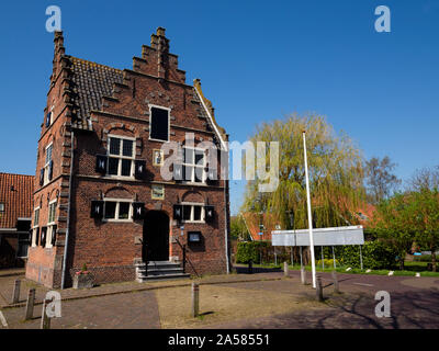 Altes Backsteingebäude, das in der City Hall, Grootschermer, Nord Holland, Niederlande Stockfoto