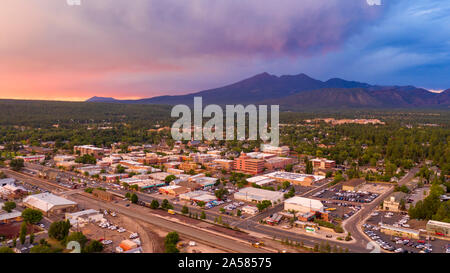 Blau und Orange Farbe wirbelt um in den Wolken bei Sonnenuntergang über Flagstaff Arizona Stockfoto