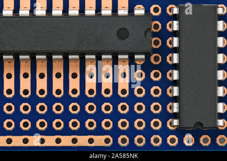 Leiterplatte und Microchip closeup - elektronische Komponente für digitale Geräte, Konzept für die Entwicklung der elektrischen Stromkreise des Steuergeräts Stockfoto