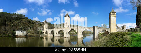 Pont Valentre Bogenbrücke mit Türmen über den Fluss Lot, Cahors, Lot, Midi-Pyrénées, Frankreich Stockfoto