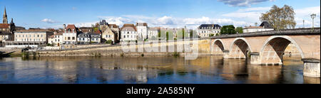 Arch Brücke über Fluss Dordogne und der Altstadt im Hintergrund, Bergerac, Dordogne, Frankreich Stockfoto