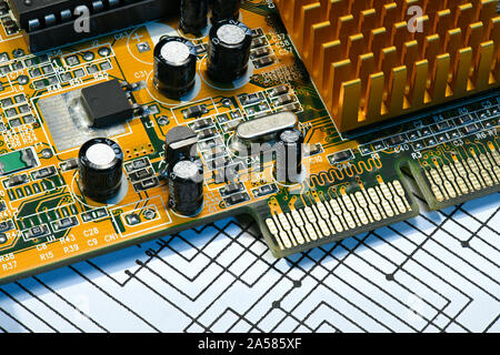 Nahaufnahme der elektronischen Bauteile, Platine, Einheit, Teil, Schaltplan, Computer und digitale Mikrochip - DIY-Kit für das Lernen, Stockfoto