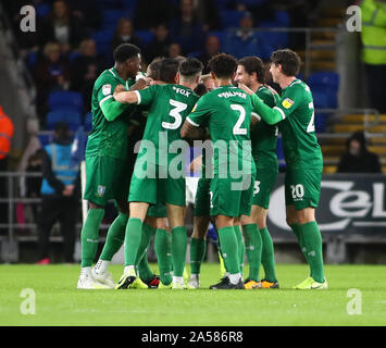 Cardiff City Stadium, Cardiff, UK. Okt, 2019 18. Fußball-Liga, Cardiff City gegen Sheffield Mittwoch; Sheffield Mittwoch Spieler feiern, nachdem man durch 0-1 in der 19 Minute - streng nur für den redaktionellen Gebrauch bestimmt. Keine Verwendung mit nicht autorisierten Audio-, Video-, Daten-, Spielpläne, Verein/liga Logos oder "live" Dienstleistungen. On-line-in-Match mit 120 Bildern beschränkt, kein Video-Emulation. Keine Verwendung in Wetten, Spiele oder einzelne Verein/Liga/player Publikationen Quelle: Aktion plus Sport/Alamy leben Nachrichten Stockfoto