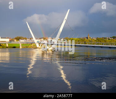 Ende der Regenbogen in der Mitte der Peace Bridge, in Derry Londonderry fallen Stockfoto