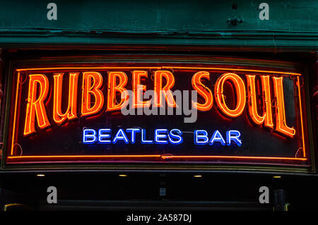 Die Beatles Rubber Soul Bar befindet sich in Liverpool auf der Mathew Street entfernt. Eine Reihe von Musik aus der Vergangenheit in die Gegenwart durchgeführt. Stockfoto