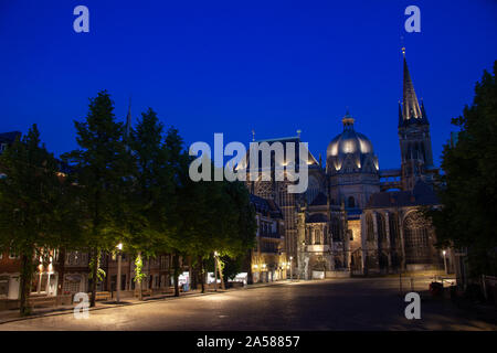 Die berühmte Kathedrale, von Karl dem Großen in Aachen, Nordrhein-Westfalen, Deutschland gebaut, denn die Nacht ist zu fallen auf Aachen beleuchtet Stockfoto