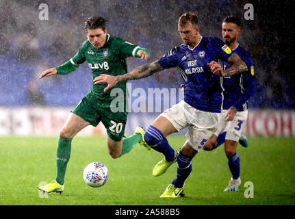 Cardiff City Aden Flint (rechts) und Sheffield Mittwoch Adam erreichen (links) Kampf um den Ball in den Himmel Wette Championship Match an der Cardiff City Stadium, Cardiff. Stockfoto