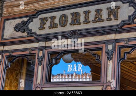 Venedig, Italien, 11. Oktober 2019. Das legendäre Café Florian auf der Piazza di San Marco. Es ist eine große Touristenattraktion aufgrund seiner zentralen Lage und t Stockfoto
