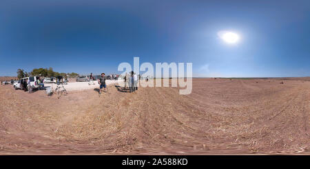 360 Grad Panorama Ansicht von IDF-Sprecher gibt ein Interview. Foto Journalisten nehmen Sie Bilder der Proteste und Demonstrationen in Beit Hanoun mit einem großen Tele Objektiv, ist