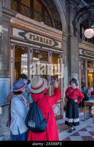 Venedig, Italien, 11. Oktober 2019. Das legendäre Café Florian auf der Piazza di San Marco. Es ist eine große Touristenattraktion aufgrund seiner zentralen Lage und t Stockfoto