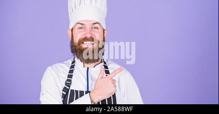 Versuchen Sie etwas Besonderes. Besonderes Angebot von Koch. Zuversichtlich bärtigen Happy Chef weiße Uniform. Meine geheime Tipps kulinarische. Kochen leicht und angenehm Besetzung. Koch im Restaurant. Fröhlicher Koch. Stockfoto