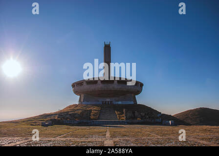 Das Denkmal der bulgarischen Kommunistischen Partei auf buzludzha Peak im Balkangebirge, Bulgarien Stockfoto