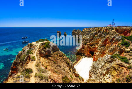 Blick auf den schönen Sandstrand in der Nähe von Lagos in Ponta da Piedade, Algarve, Portugal Schlüsselwörter: Stockfoto