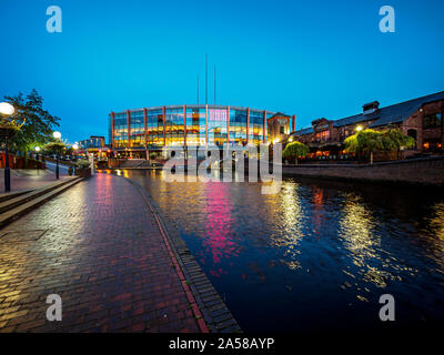 Arena Birmingham in der Dämmerung mit dem Malz Haus auf der rechten Seite, mit Blick auf den Alten Kanal Line Birmingham, Birmingham City Centre. Stockfoto