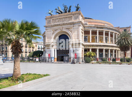 Palermo, Sizilien - Marc 23, 2019: Teatro Politeama Palermo, Politeama Theater von vorne von der Seite bei Tageslicht. Stockfoto